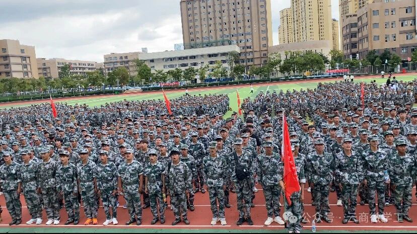 征途漫漫拉练路，青春熠熠照前程-军训野外拉练