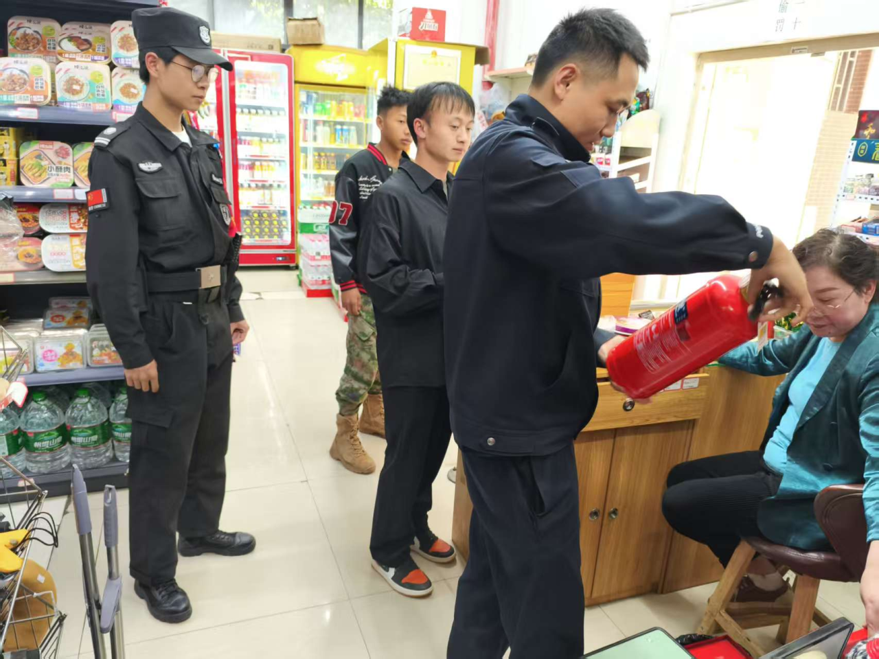 学校携手辖区派出所开展校园消防安全检查