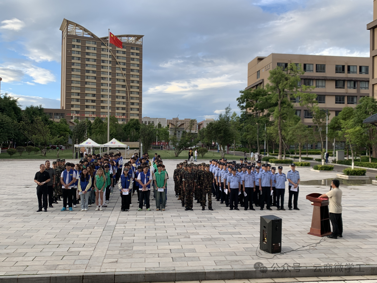 警校联动普法入班 法制种子播撒校园 ——学校开展小安志愿者第一次普法宣传活动
