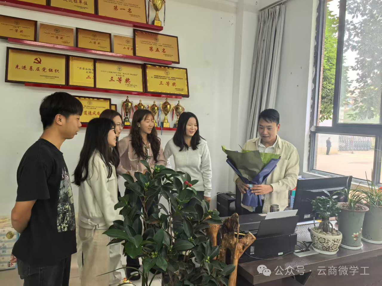 纸鹤载情，心意暖师心！ —数字信息技术学院第 41 个教师节系列活动点亮育人初心